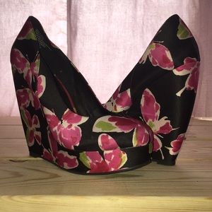 Elle flower pattern wedge heels
